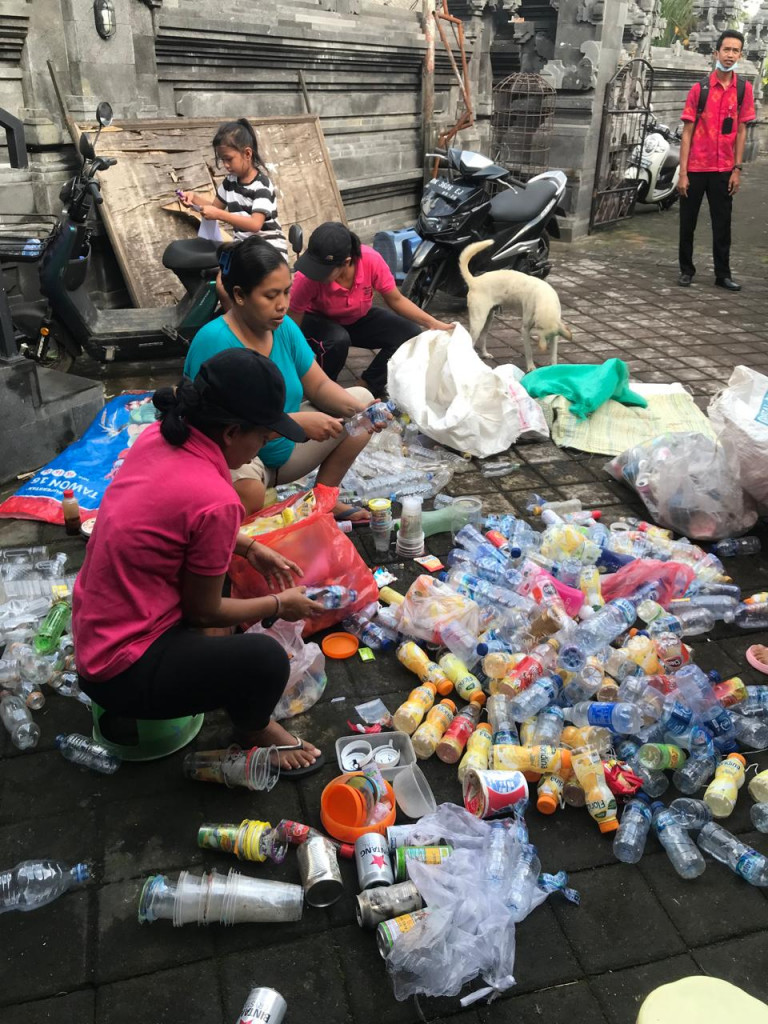 Pelaksanaan Bank Sampah bulan Juni di Desa Baha